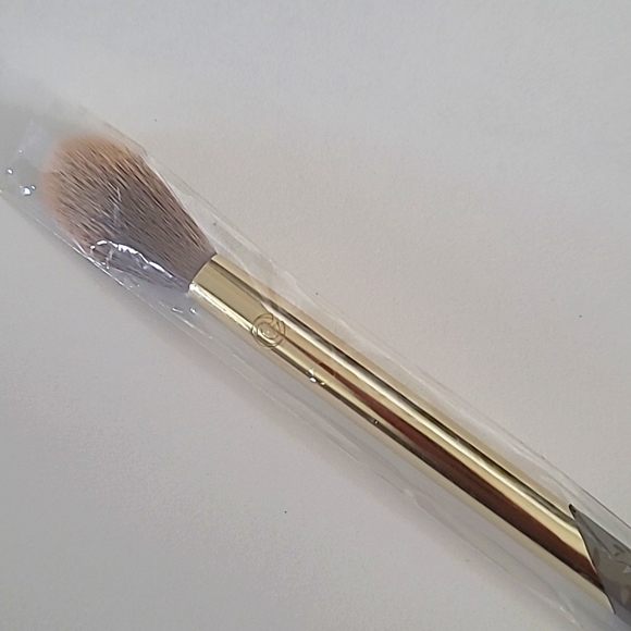 All Over Highlight • Powder Brush - Picture 3 of 7